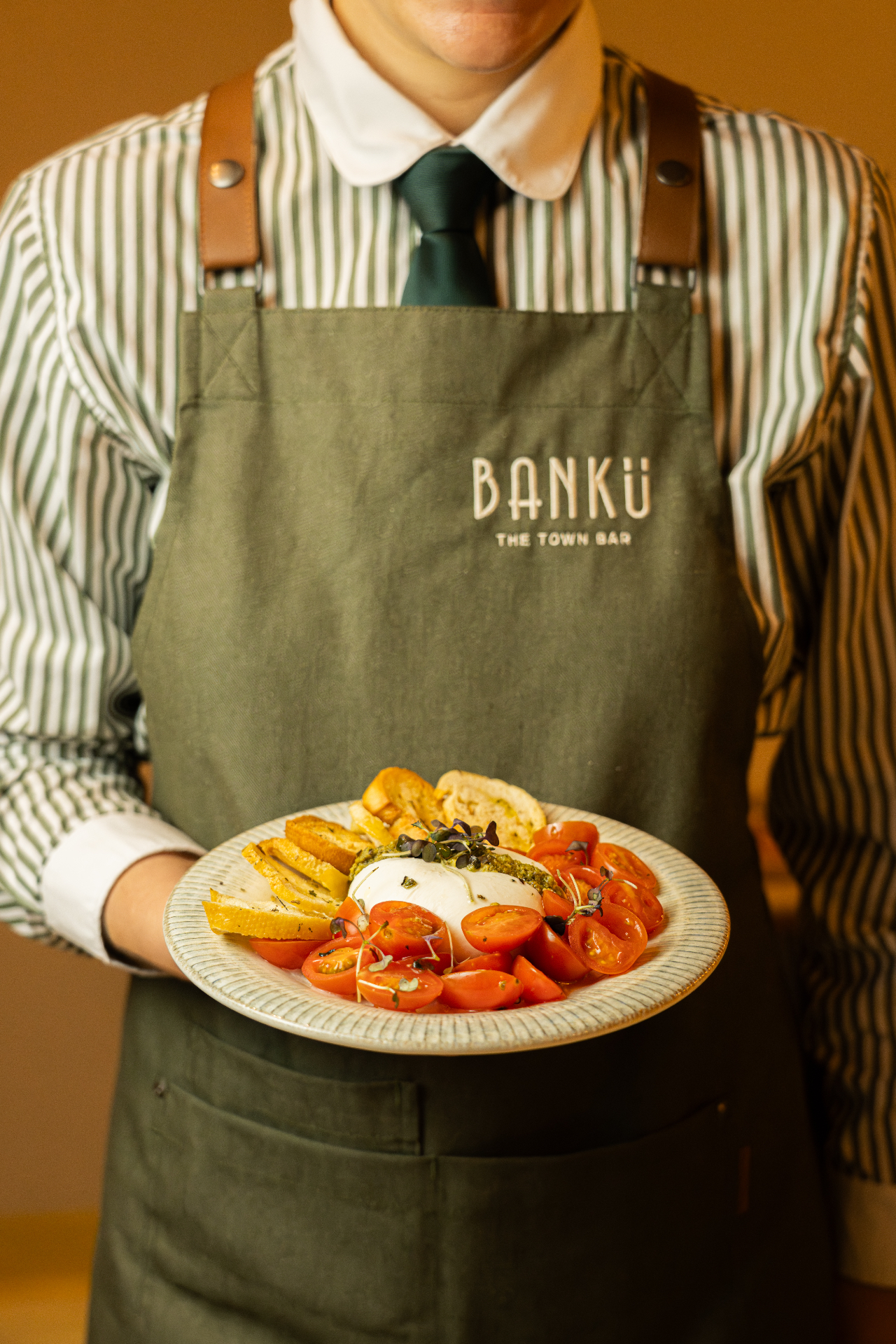 Burrata com tomate e pesto